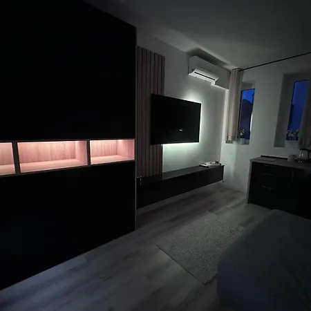Cozy Black 1 Bedroom *