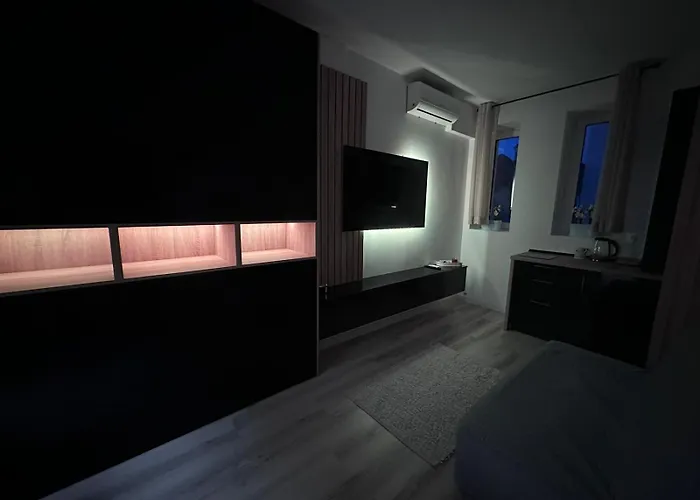 Cozy Black 1 Bedroom *